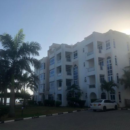 Almasi Oceanfront Nyali Apartment Mombasa Bagian luar foto