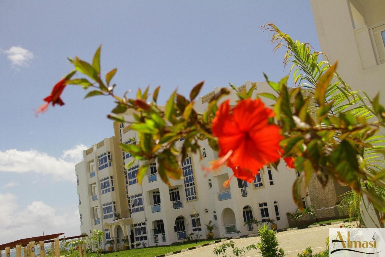 Almasi Oceanfront Nyali Apartment Mombasa Bagian luar foto