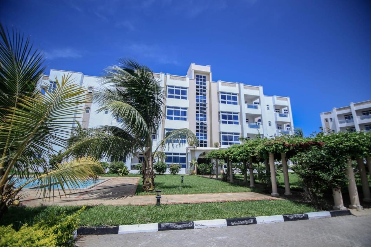 Almasi Oceanfront Nyali Apartment Mombasa Bagian luar foto