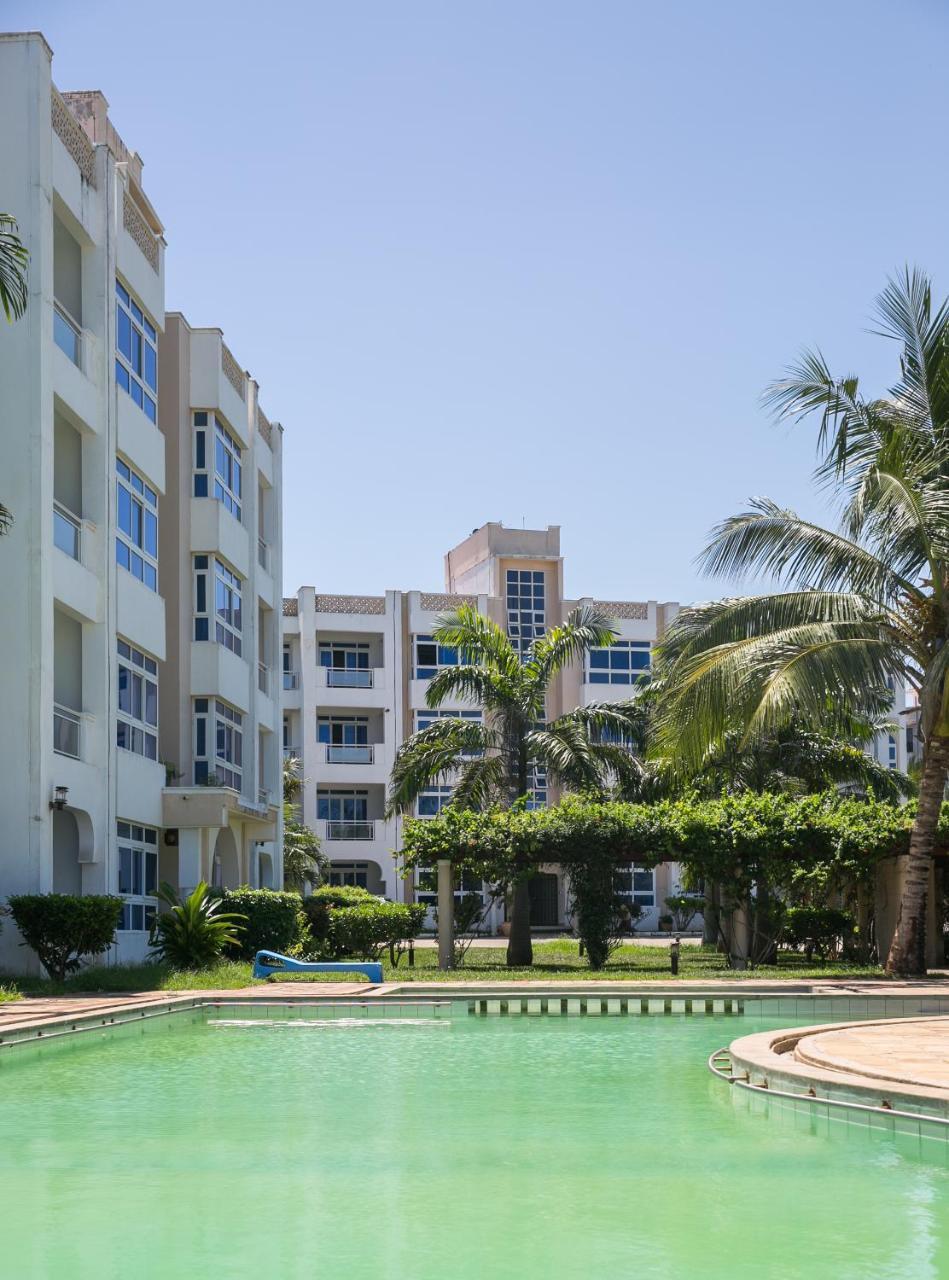 Almasi Oceanfront Nyali Apartment Mombasa Bagian luar foto