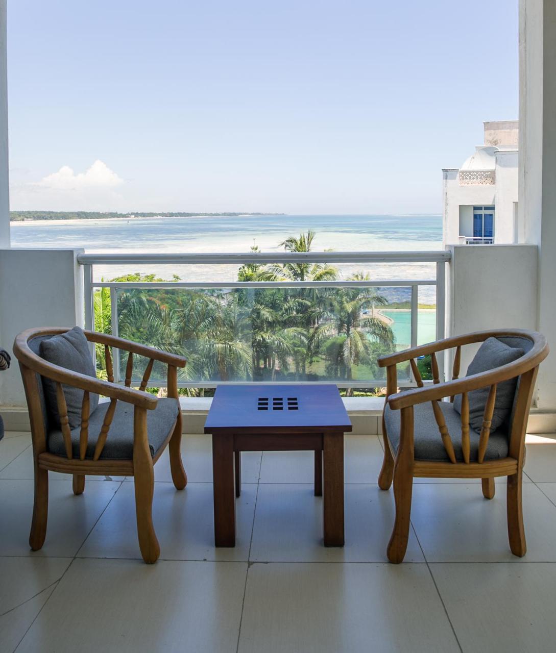 Almasi Oceanfront Nyali Apartment Mombasa Bagian luar foto