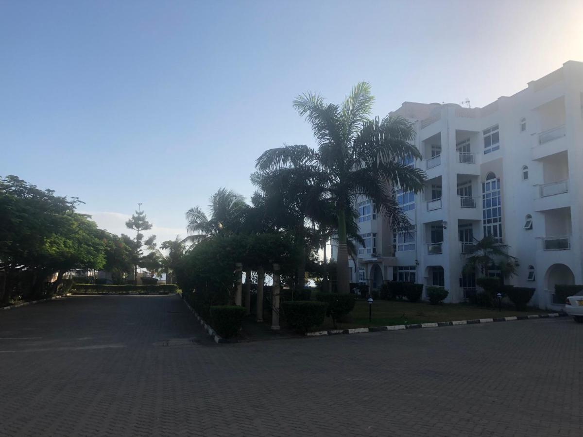 Almasi Oceanfront Nyali Apartment Mombasa Bagian luar foto